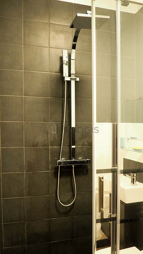 Salle de bain équipée de serviettes de bain