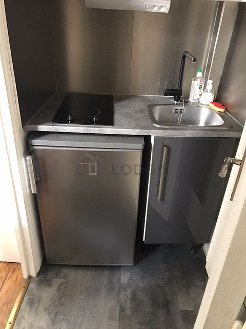 Cuisine avec du linoleum au sol