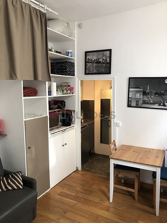 Salon avec du parquet au sol