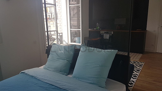 Belle alcôve avec du parquet au sol attenant au séjour