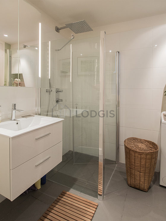 Pleasant and very bright bathroom with windows and with tile floor
