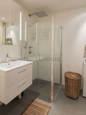 Pleasant and very bright bathroom with windows and with tilefloor