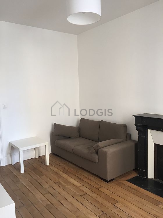 Living room of 13m² with wooden floor