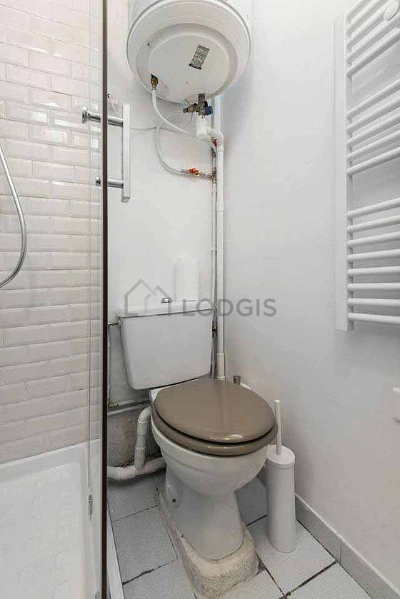 Salle de bain équipée de placard
