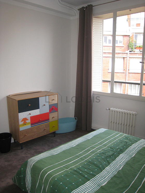 Chambre de 12m² avec la moquette au sol