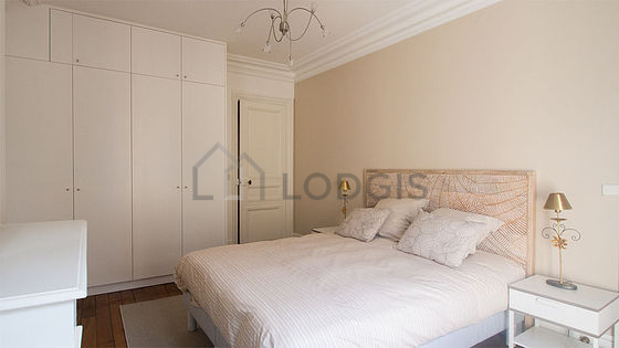 Quiet bedroom for 2 persons equipped with 1 bed(s) of 160cm