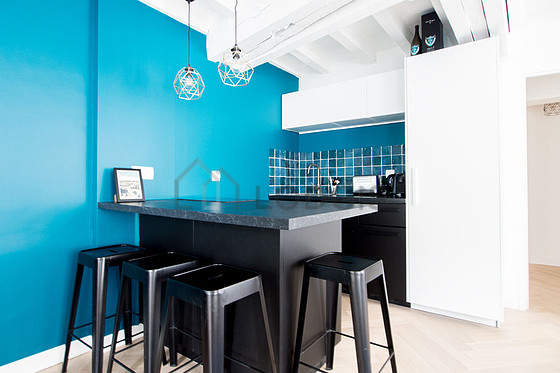 Cuisine dînatoire pour 4 personne(s) équipée de plaques de cuisson, réfrigerateur, vaisselle, tabouret