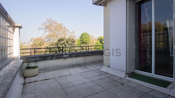 Terrasse avec du béton au sol