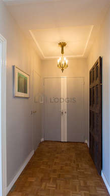 Beautiful entrance with woodenfloor and equipped with 1 chair(s)