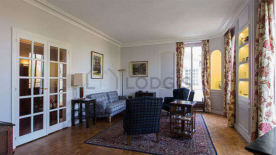Beautiful, very quiet and bright sitting room of an apartmentin Paris
