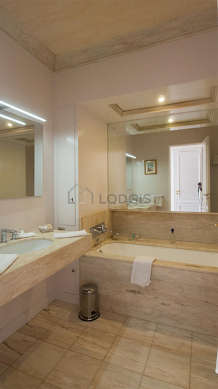 Belle salle de bain claire avec du carrelageau sol
