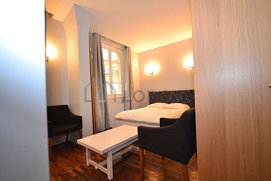 Beautiful, quiet sitting room of an apartment in Paris