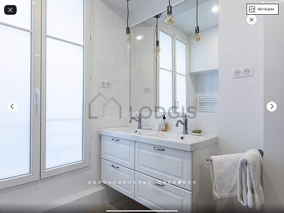 Pleasant and very bright bathroom with windows and with tile floor
