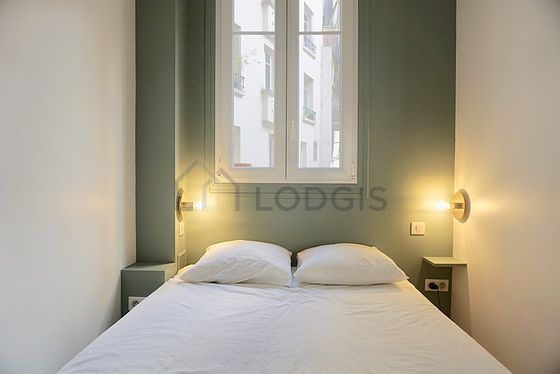 Bedroom of 8m² with wooden floor