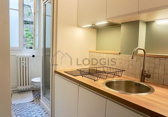 Cuisine équipée de lave linge, réfrigerateur, freezer, hotte