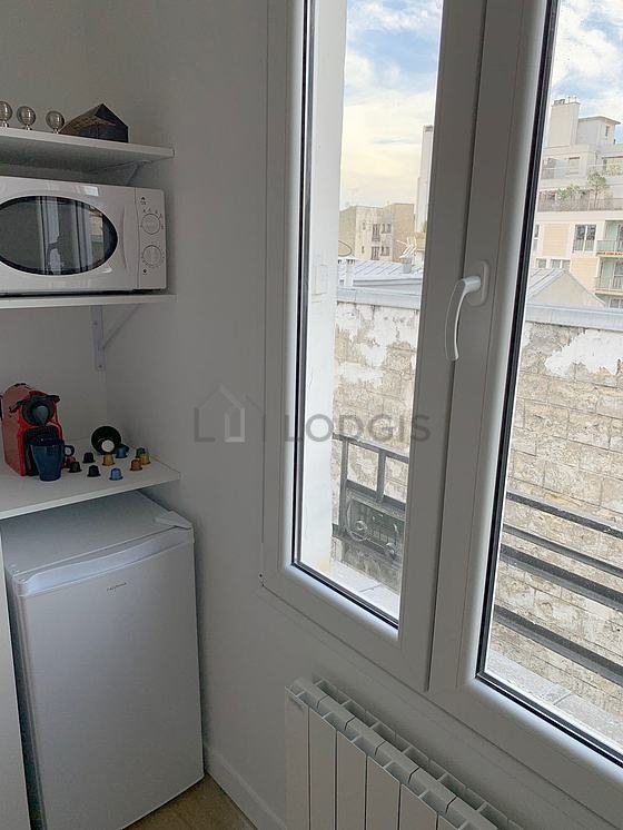 Belle cuisine avec du parquet au sol