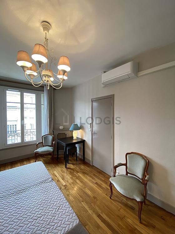 Very bright bedroom equipped with air conditioning, closet, bedside table