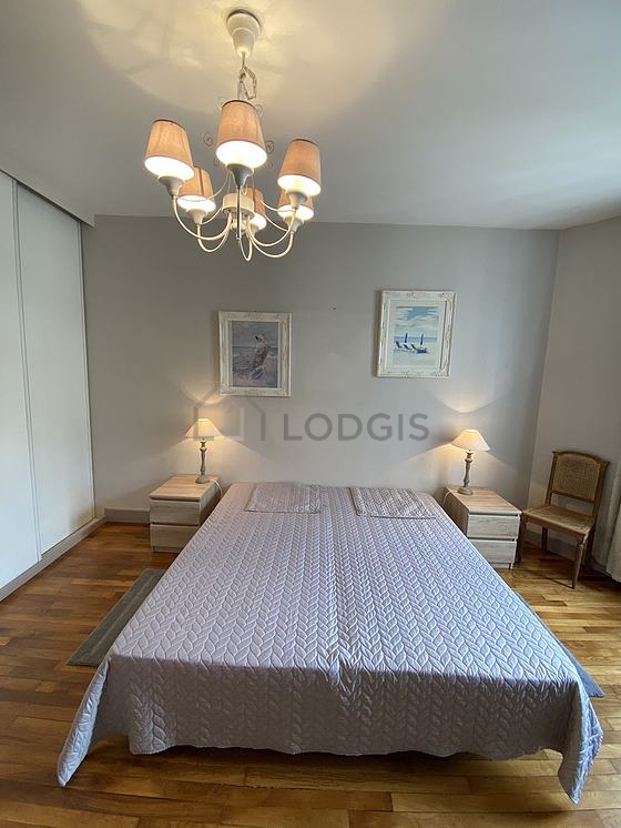 Chambre donnant sur rue
