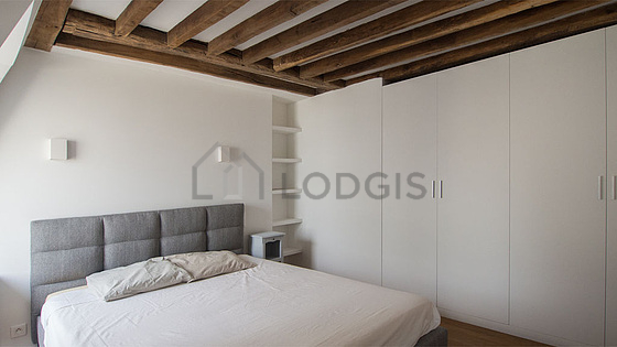 Chambre avec du parquet au sol