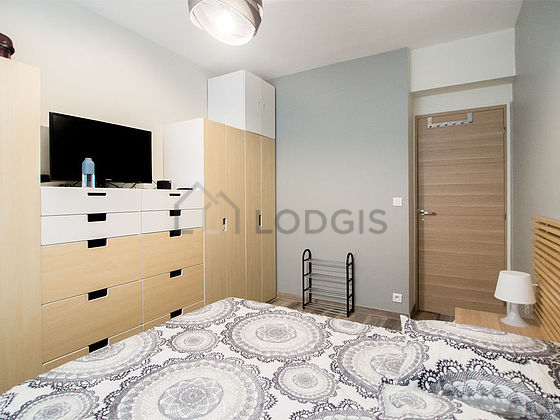 Bedroom equipped with tv