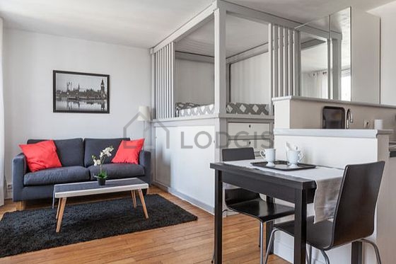 Salon avec du parquet au sol