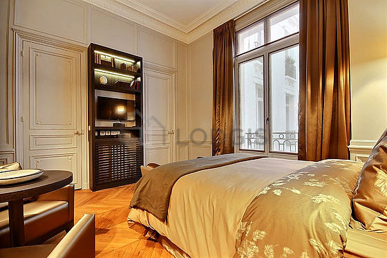 Quiet living room furnished with 1 bed(s) of 160cm, tv, 1 armchair(s)