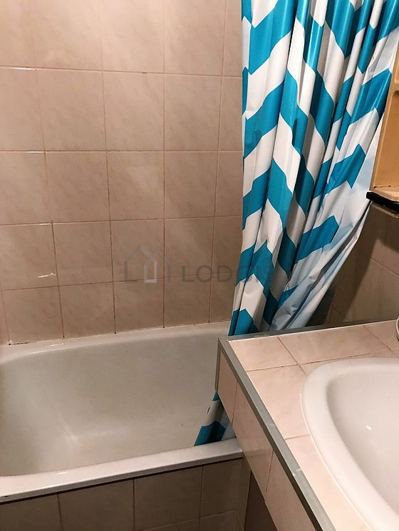 Bathroom equipped with bath towels