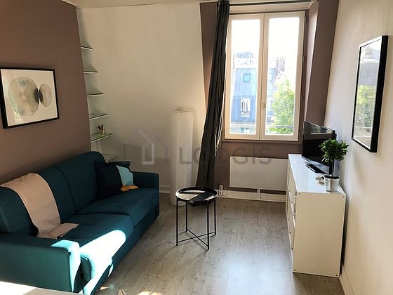 Living room of 12m² with wooden floor