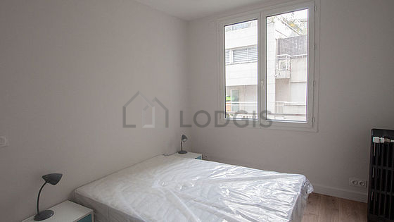 Chambre avec du parquet au sol