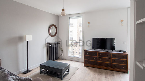 Séjour calme équipé de télé, commode, 1 chaise(s)