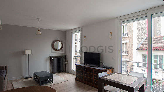 Beautiful, quiet and very bright sitting room of an apartmentin Paris