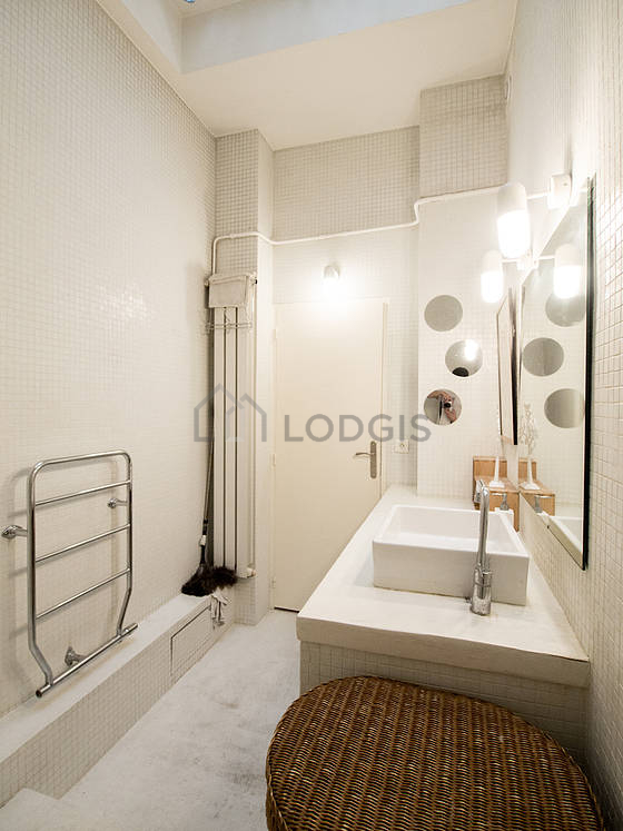 Salle de bain équipée de lave linge, etagère