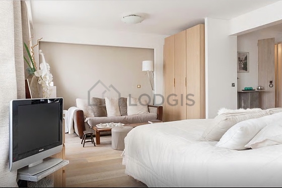 Chambre avec fenêtres donnant sur cour