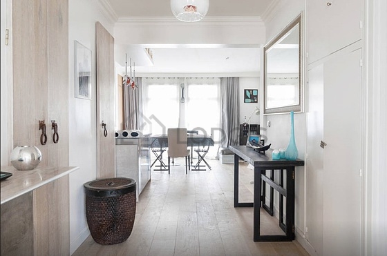 Very bright living room furnished with 1 chair(s)