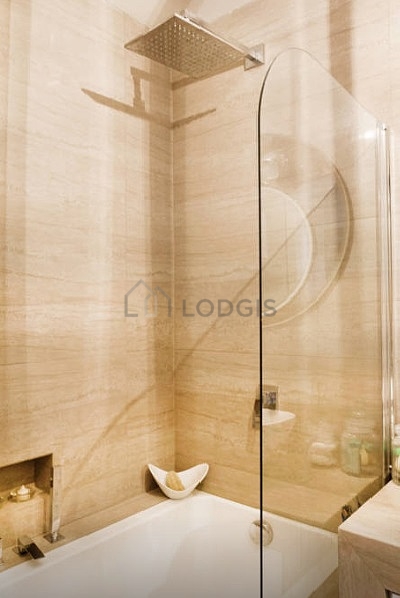 Salle de bain équipée de lave linge, serviettes de bain