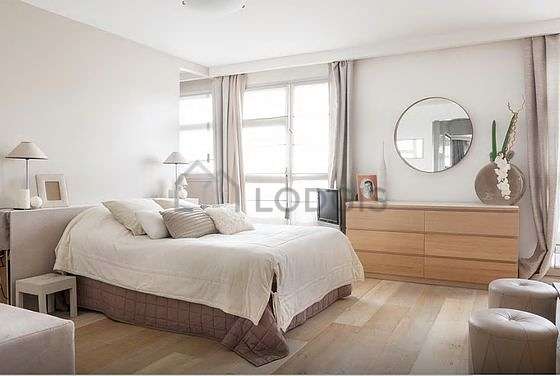 Very bright bedroom equipped with tv, dvd player, bedside table