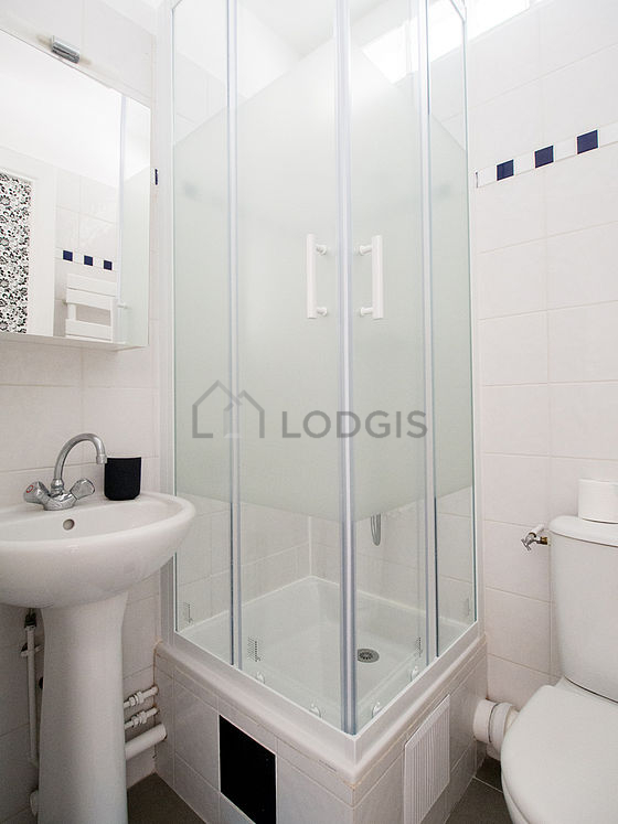 Agréable salle de bain avec du carrelage au sol
