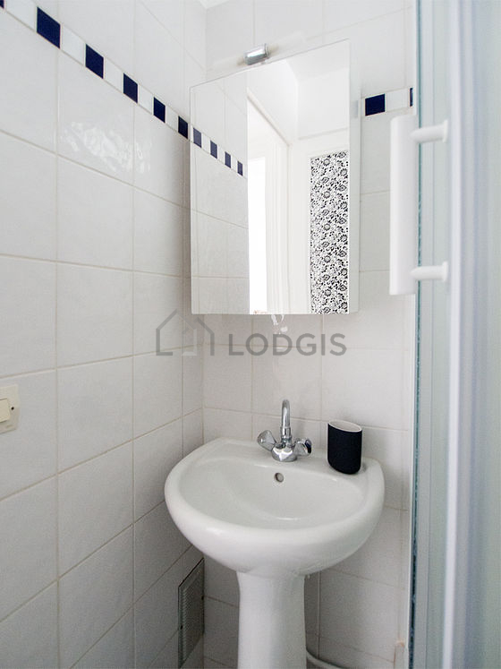 Salle de bain équipée de etagère