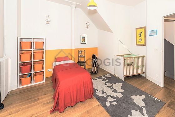 Bedroom of 15m² with wooden floor