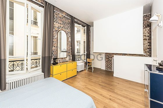 Grande chambre de 25m² avec du parquet au sol