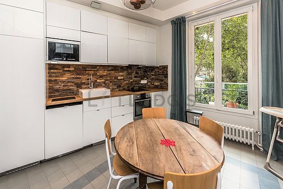 Kitchen where you can have dinner for 4 person(s) equipped with dishwasher, hob, refrigerator, extractor hood