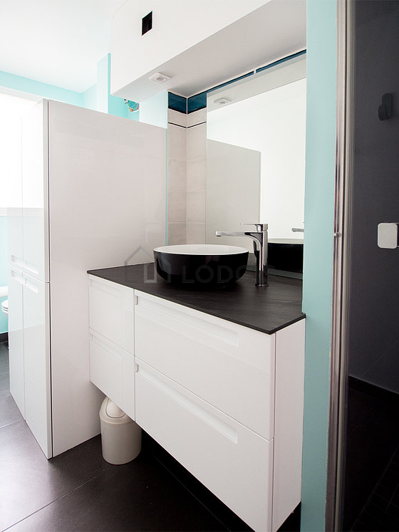 Salle de bain équipée de lave linge, sèche linge, serviettes de bain