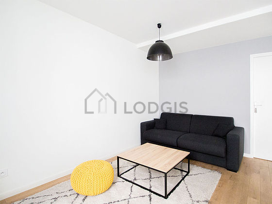 Great, very quiet and bright sitting room of an apartment in Paris