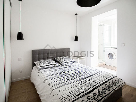 Chambre avec du parquet au sol