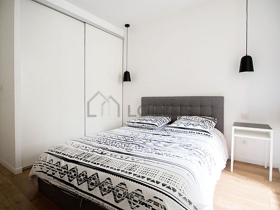 Chambre avec fenêtres double vitrage donnant sur cour