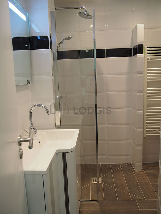 Agréable salle de bain claire avec du carrelage au sol
