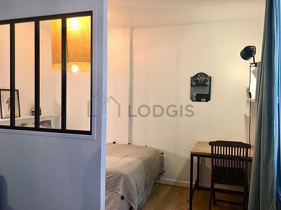 Alcôve calme et claire équipée de 1 lit(s) de 140cm, canapé, etagère, 1 chaise(s)