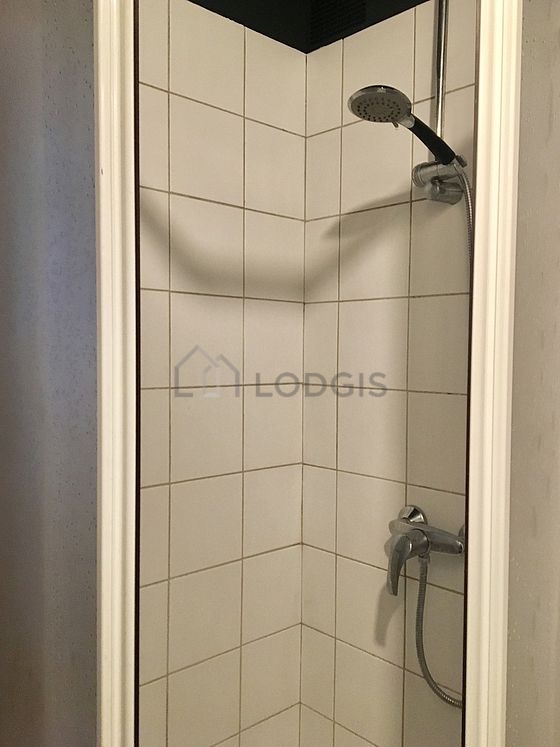 Belle salle de bain claire avec du carrelage au sol