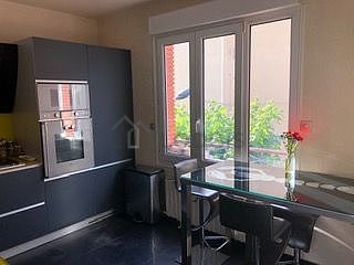 Kitchen of 15m² with tile floor