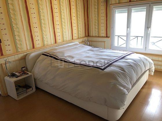 Chambre avec du parquet au sol